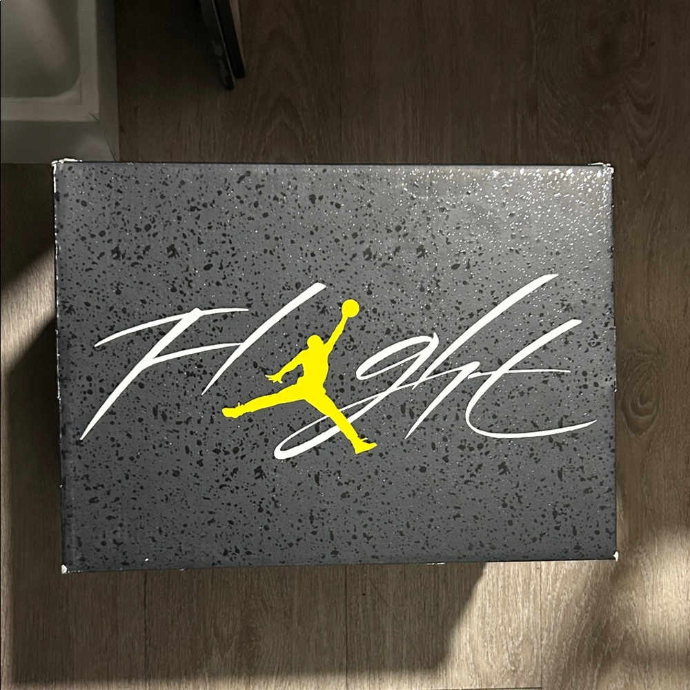 Jordan Retro 4’s black and yellow